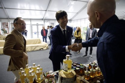 El cònsol major d'Andorra la Vella, Sergi González, i el cap de Govern, Xavier Espot, en la inauguració de la Fira aquest matí