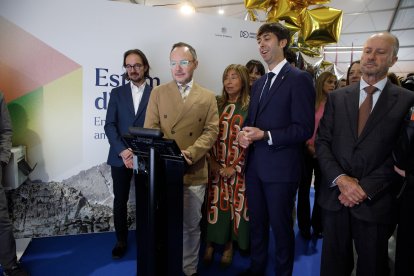 El cap de Gover, Xavier Espot, acompanyat d'altres ministres i el cònsol d'Andorra la Vella, Sergi González, en un estand de la Fira