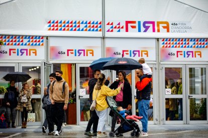 Ciutadans a les portes de la carpa de la Fira d’Andorra la Vella, ahir.