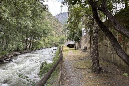 El passeig Valira, tancat per l'augment del cabal