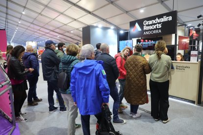 Visitants fent cua a l’estand de Grandvalira.