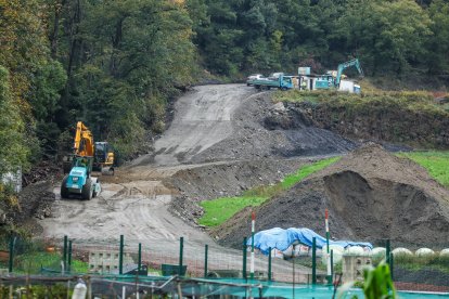 Els camions treballant ahir als terrenys de la Margineda.