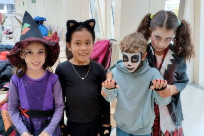 Participants de l'Escaldes Tardor disfressats celebrant el Halloween