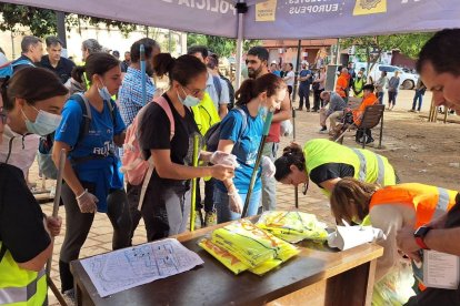 Voluntaris en una carpa de l’ajuntament de València.