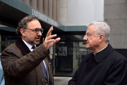 Minoves donant la benvinguda al Copríncep.