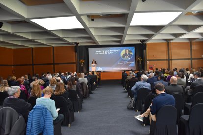 Roca i Junyent intervenint a la conferència organitza per la CEA.