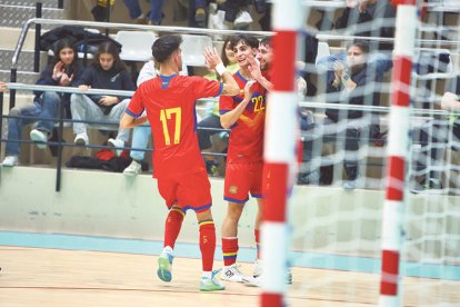 Els jugadors de la selecció celebrant un dels gols, ahir als Serradells.