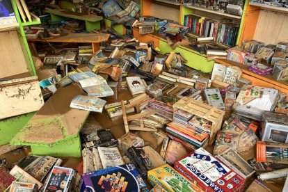 L’estat dels llibres després de les inundacions al centre comercial.