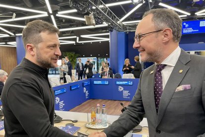 El president d'Ucraïna, Volodymyr Zelensky amb el cap de Govern, Xavier Espot en la reunió de la Comunitat Política Europea a Budapest