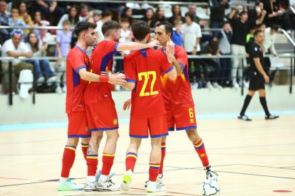 La selecció celebrant un gol contra Moldàvia.