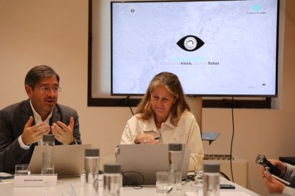 Alcalde, a l’esquerra, en una reunió del projecte.