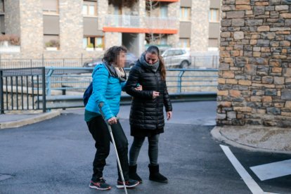 Una treballadora del SAD atenent una dona.