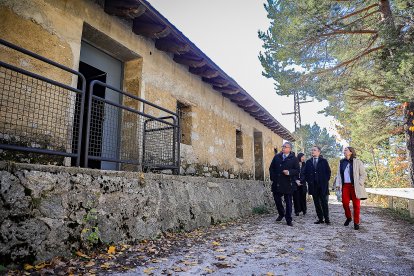 Moles, Espot i Gili visitant el que fou el menjador del treballadors de FASA
