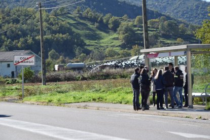 Els mossos i les autoritats judicials a la parada de bus de Coll de Nargó on ha començat la reconstrucció dels fets