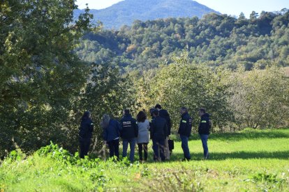 Funcionaris judicials i els investigadors de la policia catalana inspeccionant el lloc dels fets, ahir.