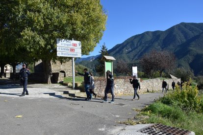 Comitiva judicial i agents de policia ahir a Coll de Nargó.