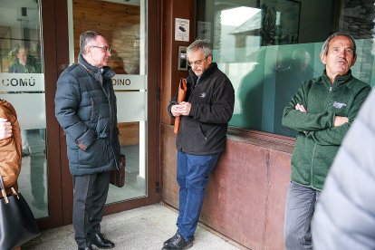 Duró, a la dreta, a l’entrada del comú d’Ordino.