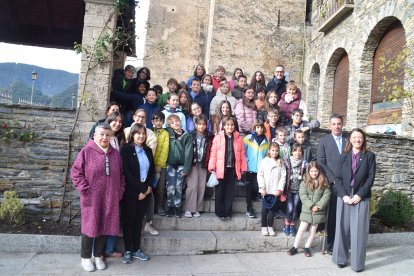 Infants de l'escola andorrana i francesa d'Ordino, juntament amb els cònsols davant del comú