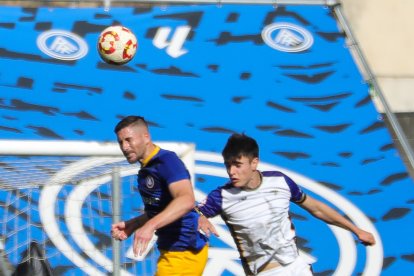 Morgado, a l’esquerra, al duel contra el Barakaldo.