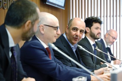 El president de la comissió, David Montaner, amb el ministre Lladós.