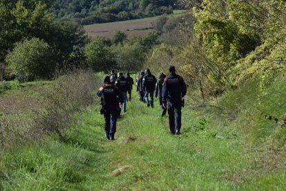 La comitiva judicial i policial dirigint-se cap al lloc on van trobar la víctima.