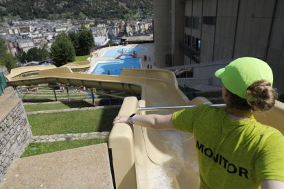 Monitora en una piscina exterior.

Foto: Fernando Galindo