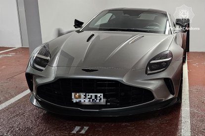 Un vehicle de luxe de la marca Aston Martin intervingut al detingut per blanqueig