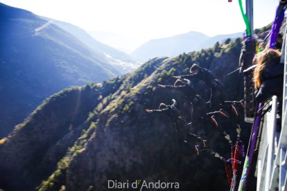 Tres persones fan jumping des del pont tibetà