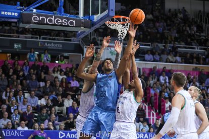 El pivot del MoraBanc, Felipe Dos Anjos, envoltat de jugadors de l’Unicaja.