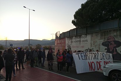 Els manifestants tallant la circulació a l’altura de Berga.