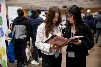 Dues estudiants a la fira