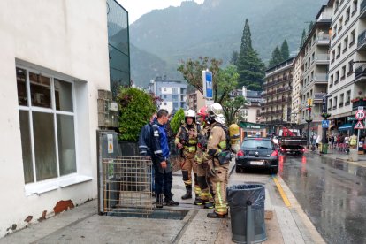 Personal tècnic inspeccionant una instal·lació elèctrica inundada.