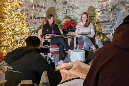 La consellera de Cultura, Mònica Armengol, i la cap del departament de Turisme d'Ordino, Cristina Ariño, durant la presentació de la Fira de Nadal d'Ordino.