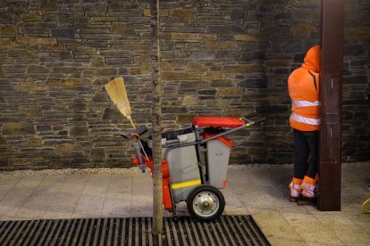 Un treballador d’Higiene al centre de la capital.