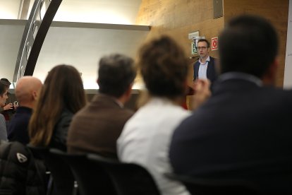 Gerardo Vizmanos durant la presentació del seu estudi