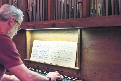 Ignacio Ribas tocant l’orgue de l’església de Sant Pere Màrtir.