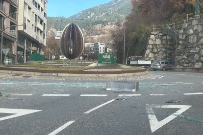 Els vidres que ha deixat anar el camió a la rotonda del km0