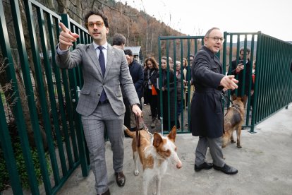 Xavier Espot i Guillem Casal durant la inauguració del centre de protecció caní