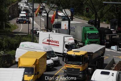 Entrada de camions i mercaderies a la duana del riu Runer