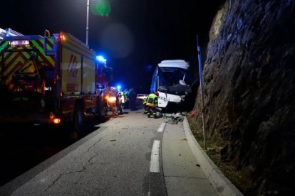 El bus accidentat amb matrícula espanyola.