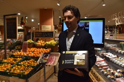 El ministre de Medi Ambient, Agricultura i Ramaderia, Guillem Casal amb els productes de la campanya