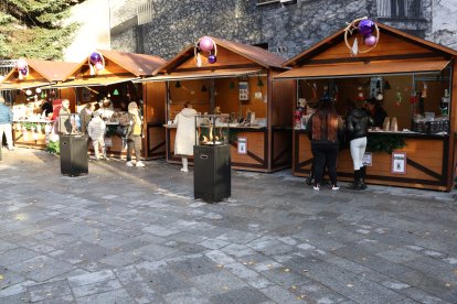 La plaça de Sant Miquel d'Encamp amb les casetes de fusta.