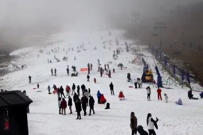 Turistes gaudint de la neu a les pistes del Pas tancades