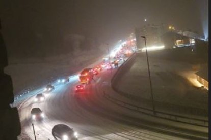 Vehicles aturats a Soldeu per la nevada