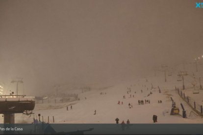 Visitants jugant amb la neu a les pistes del Pas aquest vespre