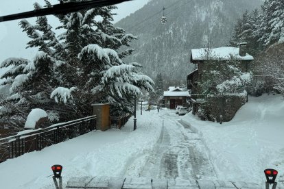 Treta de neu pels carrers de la Massana aquest diumenge