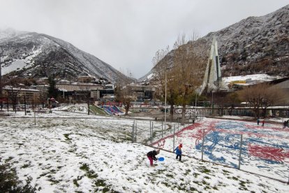 Infants jugant amb la neu avui diumenge als parcs del Prat del Roure d'Escaldes