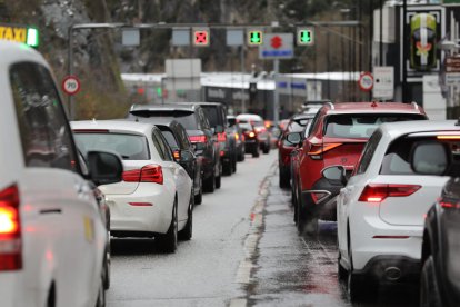 Cues de vehicles a l'entrada de la parròquia de Sant Julià en direcció a la frontera hispanoandorrana