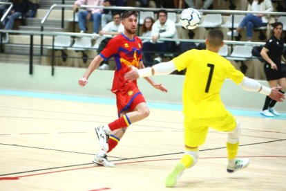 L’ala tricolor Adrià Blat fent un gol en el darrer amistós contra Moldàvia.