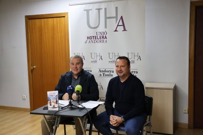 El president de la Unió Hotelera d’Andorra, Jordi París, i el director de la Unió Hotelera d'Andorra, Jordi Pujol.